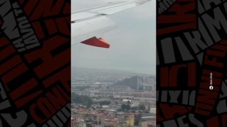 Napoli, atterraggio annullato per il vento: il video del consigliere lombardo