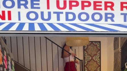 Arisa a Napoli: pizza fritta e balletto improvvisato a Spaccanapoli