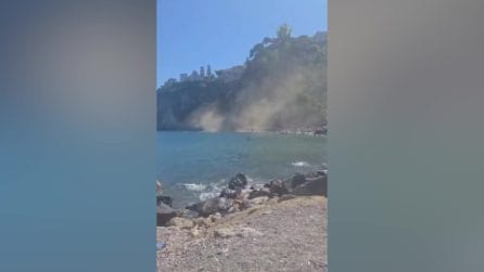Crolla costone di monte sulla spiaggia di Seiano