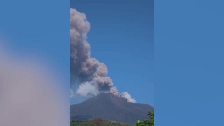 Etna in eruzione, nube alta sopra la cima del vulcano