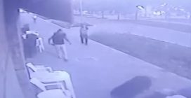 Il video dell'accoltellamento in via Capecelatro a Milano: l'agguato del 22enne e l'aggressione