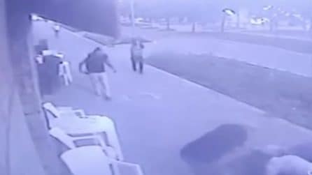 Il video dell'accoltellamento in via Capecelatro a Milano: l'agguato del 22enne e l'aggressione