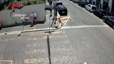 Rapinano un turista davanti alla caserma dei carabinieri a Milano