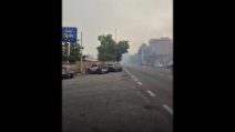 Incendio a Roma, colonna di fumo verso il cielo fra il Raccordo e l'Aurelia: strade chiuse