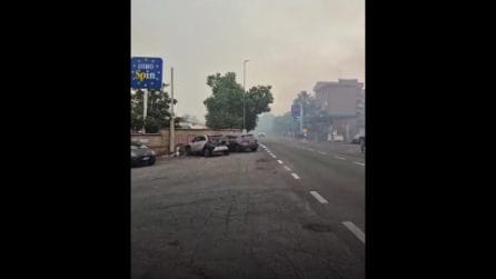 Incendio a Roma, colonna di fumo verso il cielo fra il Raccordo e l'Aurelia: strade chiuse