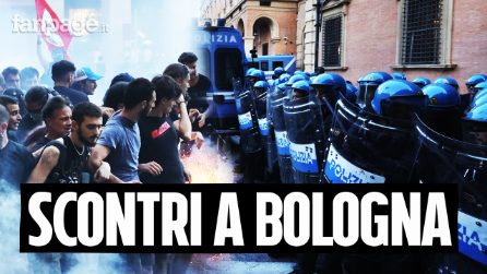 Scontri tra polizia e manifestanti a Bologna al presidio per morte di Fakir: bombe carta e idranti
