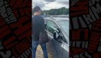 Il salvataggio del cane lasciato in auto al sole