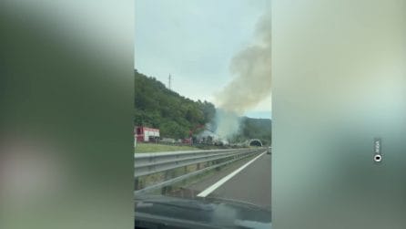Camion in fiamme sull'A1, chiuso tratto nel Fiorentino: almeno 14 chilometri di coda