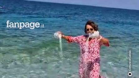 Restituisce 40 chili di sabbia rubata dalla Sardegna : “È l’ultimo desiderio di mia madre”