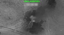 Nuovi raid USA contro l'Iran dopo la chiusura di Hormuz: le immagini dell'attacco