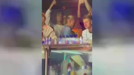 Haaland e la Norvegia festeggiano in discoteca dopo l'eliminazione dei Mondiali