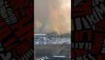 Grosso incendio a Pozzuoli, fiamme alte e fumo vicino all'Accademia Aeronautica