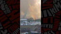 Grosso incendio a Pozzuoli, fiamme alte e fumo vicino all'Accademia Aeronautica