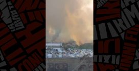 Grosso incendio a Pozzuoli, fiamme alte e fumo vicino all'Accademia Aeronautica