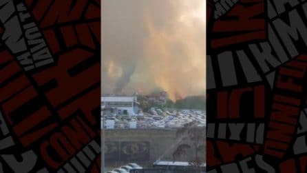 Grosso incendio a Pozzuoli, fiamme alte e fumo vicino all'Accademia Aeronautica