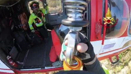 Turista cade durante escursione a Filicudi: il video del salvataggio dei vigili del fuoco