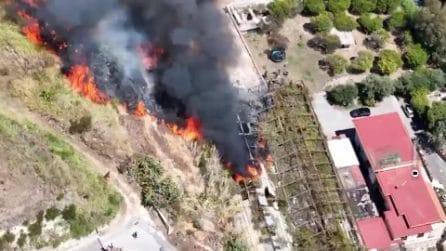 Incendio ad Agnano, fiamme vicino alla Solfatara: il video dal drone