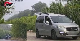 Abbandona cane e rifiuti in strada: beccato da una telecamera dei carabinieri