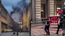 Incendio in un edificio vicino alla Rinascente a Milano: l'intervento dei vigili del fuoco