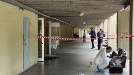 Modena, 30enne ucciso a coltellate sulle scale di un palazzo: il video dei Carabinieri sul posto
