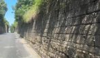 Terremoto Pozzuoli, grosso masso si stacca dalla montagna e colpisce un'auto
