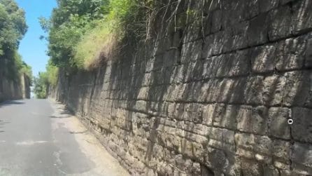 Terremoto Pozzuoli, grosso masso si stacca dalla montagna e colpisce un'auto