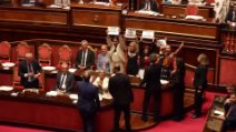 Caso Delmastro, il M5S occupa i banchi del Governo: "Fuori le chat"