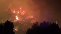 Incendio nella notte al Parco dell'Addolorata ad Agrigento, case al sicuro