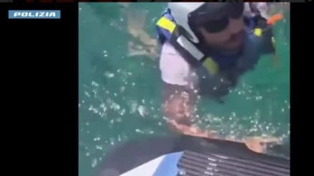 Catania, tre ore sul materassino in balia delle onde: turista salvata dalla polizia