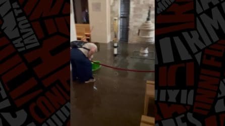 Maltempo Umbria, basilica allagata a Foligno: fedeli e parroco la svuotano coi secchi