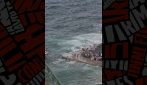Traghetto in difficoltà a Positano per attraccare a causa di onde anomale e mare mosso