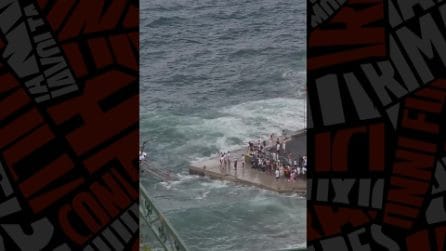 Traghetto in difficoltà a Positano per attraccare a causa di onde anomale e mare mosso