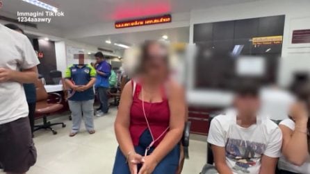 I sei studenti italiani si scusano con la donna offesa in metro in Thailandia