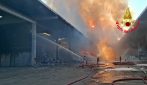 Incendio in una piattaforma ecologica a Novate Milanese: ustionato il custode