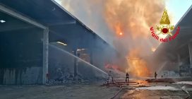 Incendio in una piattaforma ecologica a Novate Milanese: ustionato il custode