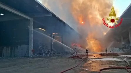 Incendio in una piattaforma ecologica a Novate Milanese: ustionato il custode