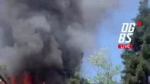 Incendio a Gardaland, fiamme avvolgono scenografia in legno
