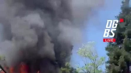 Incendio a Gardaland, fiamme avvolgono scenografia in legno
