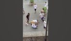 Rissa a Grumo Nevano, nel video anziani presi a calci in faccia da ragazzini: 18enne arrestato