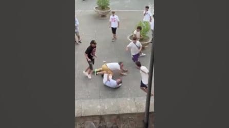 Rissa a Grumo Nevano, nel video anziani presi a calci in faccia da ragazzini: 18enne arrestato