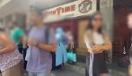Spin Time dopo l'incendio, scatta il presidio: "Agenti impediscono agli abitanti di rientrare in casa"