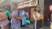 Spin Time dopo l'incendio, scatta il presidio: "Agenti impediscono agli abitanti di rientrare in casa"