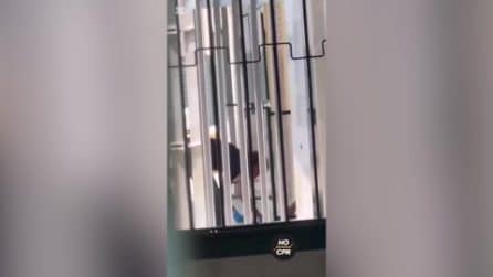 "Pensano che siamo dei cani": la denuncia di un trattenuto nel Cpr di via Corelli a Milano