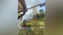 Incendio a Monte Ciocci, fiamme alte vicino ai palazzi e colonna di fumo nero: strada chiusa