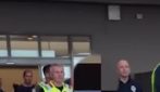 Meloni posta video di migranti rimpatriati in manette sui social: "Difendiamo i confini"