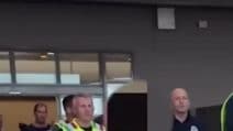 Meloni posta video di migranti rimpatriati in manette sui social: "Difendiamo i confini"