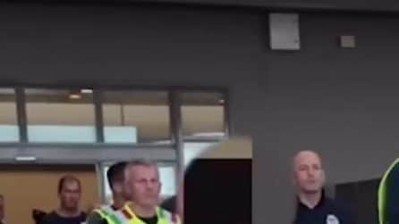Meloni posta video di migranti rimpatriati in manette sui social: "Difendiamo i confini"