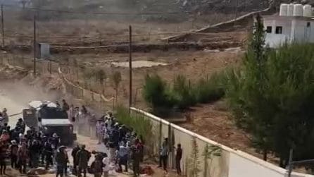Attivisti e giornalisti portano cibo e acqua alle famiglie palestinesi bloccate a Qusra