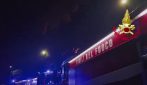 Incendio nel Comasco, oltre cento i vigili del fuoco impegnati: 50 sfollati per i roghi della notte