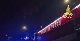 Incendio nel Comasco, oltre cento i vigili del fuoco impegnati: 50 sfollati per i roghi della notte